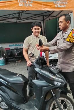 Semarak HUT ke-81 RI, Polresta Sidoarjo Serentak Bagikan Bendera ke Warga