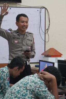 Cegah Hoaks, Polresta Sidoarjo Kenalkan Literasi AI kepada Pelajar SMKN 1 Sidoarjo