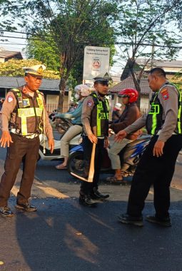 Jalan Licin akibat Ceceran Solar, Polsek Buduran Turun Tangan