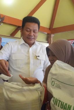 Pastikan Tepat Sasaran, Bupati Subandi Cek Langsung Penyaluran Bantuan Beras di Jabon