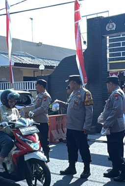 Usai Apel Pagi, Polsek Waru Bagikan 100 Nasi Bungkus untuk Pengguna Jalan