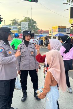 Berikan Rasa Aman, Polwan Polresta Sidoarjo Kawal CFD Alun-Alun Sidoarjo