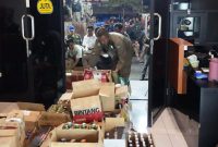Pemkab Sidoarjo sikat habis peredaran miras ilegal. Razia serentak di 18 kecamatan bersama Forkopimda, Sabtu (1/8) malam, menyita 1.696 botol miras.
