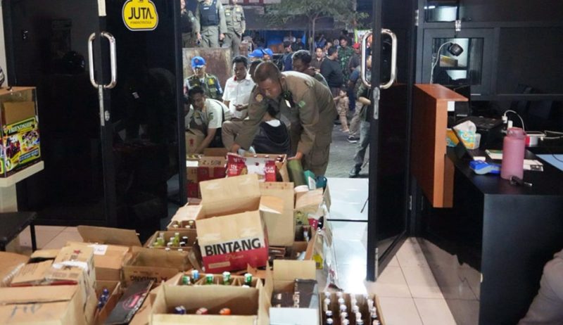 Pemkab Sidoarjo sikat habis peredaran miras ilegal. Razia serentak di 18 kecamatan bersama Forkopimda, Sabtu (1/8) malam, menyita 1.696 botol miras.
