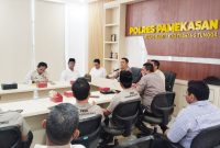 Suasana hangat saat Polres Pamekasan menggelar FGD bersama elemen masyarakat. (Ist)