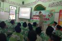 Kanit Reskrim Iptu Juju Hari Prasetyo memberikan sosialisasi kepada siswa-siswi MI 1 Sidoarjo di Desa Banjarkemantren, Kecamatan Buduran.
