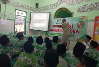 Kanit Reskrim Iptu Juju Hari Prasetyo memberikan sosialisasi kepada siswa-siswi MI 1 Sidoarjo di Desa Banjarkemantren, Kecamatan Buduran.