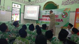 Kanit Reskrim Iptu Juju Hari Prasetyo memberikan sosialisasi kepada siswa-siswi MI 1 Sidoarjo di Desa Banjarkemantren, Kecamatan Buduran.