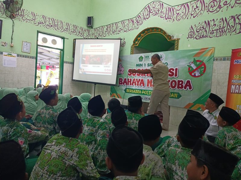 Kanit Reskrim Iptu Juju Hari Prasetyo memberikan sosialisasi kepada siswa-siswi MI 1 Sidoarjo di Desa Banjarkemantren, Kecamatan Buduran.