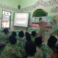 Kanit Reskrim Iptu Juju Hari Prasetyo memberikan sosialisasi kepada siswa-siswi MI 1 Sidoarjo di Desa Banjarkemantren, Kecamatan Buduran.