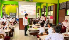 Polwan Polresta Sidoarjo kembali hadir menyapa pelajar lewat program Polwan Goes To School di SDN Negeri Cemengkalang, Senin (24/8/2026).