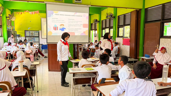 Polwan Polresta Sidoarjo kembali hadir menyapa pelajar lewat program Polwan Goes To School di SDN Negeri Cemengkalang, Senin (24/8/2026).