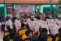 Polresta Sidoarjo melalui program Polwan Goes to School memberikan edukasi kepada siswa dan dewan guru SMPN 2 Krian, Senin (24/8/2026).