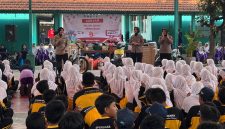 Polresta Sidoarjo melalui program Polwan Goes to School memberikan edukasi kepada siswa dan dewan guru SMPN 2 Krian, Senin (24/8/2026).