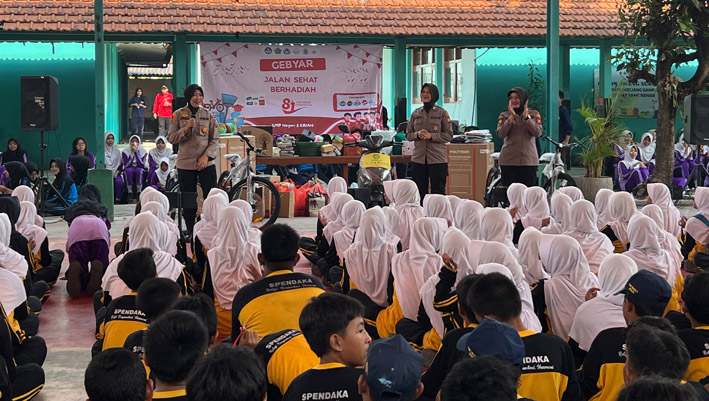 Polresta Sidoarjo melalui program Polwan Goes to School memberikan edukasi kepada siswa dan dewan guru SMPN 2 Krian, Senin (24/8/2026).