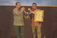 Ketua Persatuan Wartawan Indonesia (PWI) Jawa Timur, Lutfi L Hakim, menerima Radar Surabaya Award 2026 sebagai Tokoh Pers Jawa Timur. 