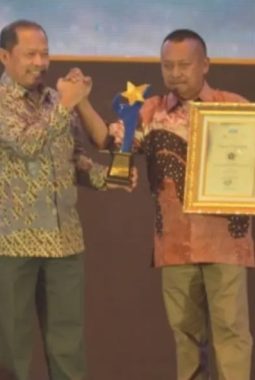 Komitmen Jaga Independensi Pers, Lutfi L Hakim Raih Radar Surabaya Award 2026