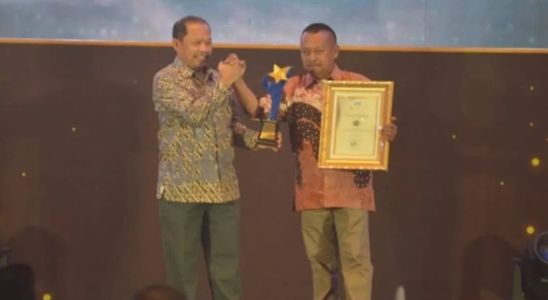 Ketua Persatuan Wartawan Indonesia (PWI) Jawa Timur, Lutfi L Hakim, menerima Radar Surabaya Award 2026 sebagai Tokoh Pers Jawa Timur. 