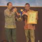 Ketua Persatuan Wartawan Indonesia (PWI) Jawa Timur, Lutfi L Hakim, menerima Radar Surabaya Award 2026 sebagai Tokoh Pers Jawa Timur. 