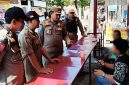 Satuan Polisi Pamong Praja (Satpol PP) Kabupaten Sidoarjo bersama Satpol PP Provinsi Jawa Timur menjaring 9 pelajar yang nongkrong di warung kopi saat jam sekolah, Kamis (20/8/2026).