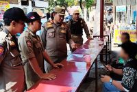 Satuan Polisi Pamong Praja (Satpol PP) Kabupaten Sidoarjo bersama Satpol PP Provinsi Jawa Timur menjaring 9 pelajar yang nongkrong di warung kopi saat jam sekolah, Kamis (20/8/2026).