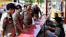 Satuan Polisi Pamong Praja (Satpol PP) Kabupaten Sidoarjo bersama Satpol PP Provinsi Jawa Timur menjaring 9 pelajar yang nongkrong di warung kopi saat jam sekolah, Kamis (20/8/2026).