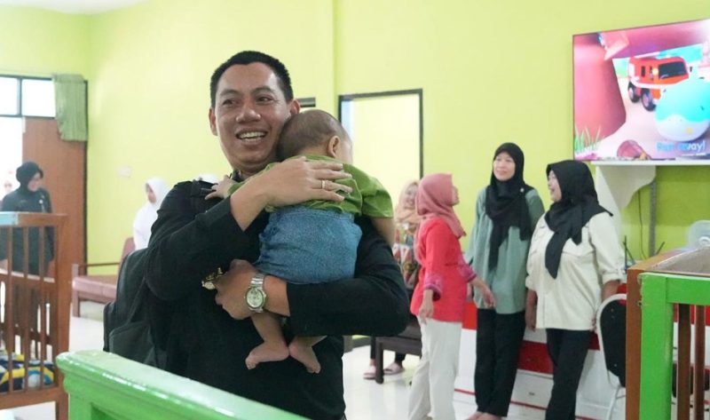 Peserta Sekolah Staf dan Pimpinan Menengah (Sespimmen) Polri Dikreg ke-67 menggelar bakti sosial di UPT Perlindungan dan Pelayanan Sosial Asuhan Balita Dinas Sosial (Dinsos) Sidoarjo, Kamis (13/8/2026).