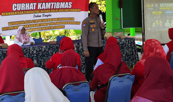 Sat Binmas Polresta Sidoarjo bersama Polsek Buduran menggelar kegiatan Curhat Kamtibmas di Balai Desa Banjarsari, Kecamatan Buduran, Kamis (27/8/2026).