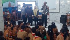 Polsek Krian menggelar penyuluhan kepada siswa dan guru SD Cinta Hati, Krian, Jumat (28/8/2026).