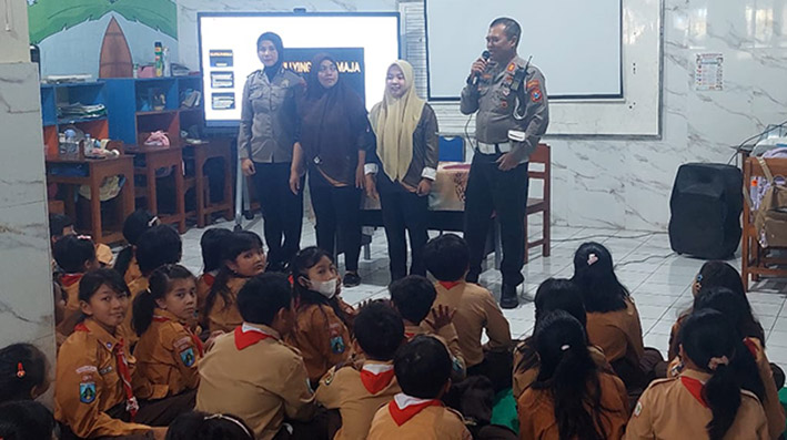 Polsek Krian menggelar penyuluhan kepada siswa dan guru SD Cinta Hati, Krian, Jumat (28/8/2026).