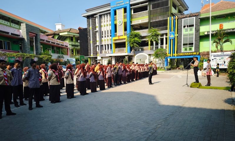 Polresta Sidoarjo menggelar program Polresta Sidoarjo Goes to School secara serentak di sejumlah sekolah, Senin (28/9/2026).