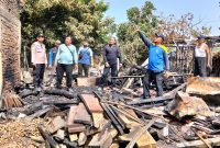 Bangunan dapur milik Hadi Rukiman, 70 tahun, warga Desa Jeruk Gulung, Kecamatan Balerejo, Madiun, Jawa Timur, musnah terbakar, Jumat (18/09/2026).