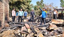 Bangunan dapur milik Hadi Rukiman, 70 tahun, warga Desa Jeruk Gulung, Kecamatan Balerejo, Madiun, Jawa Timur, musnah terbakar, Jumat (18/09/2026).