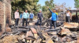 Bangunan dapur milik Hadi Rukiman, 70 tahun, warga Desa Jeruk Gulung, Kecamatan Balerejo, Madiun, Jawa Timur, musnah terbakar, Jumat (18/09/2026).