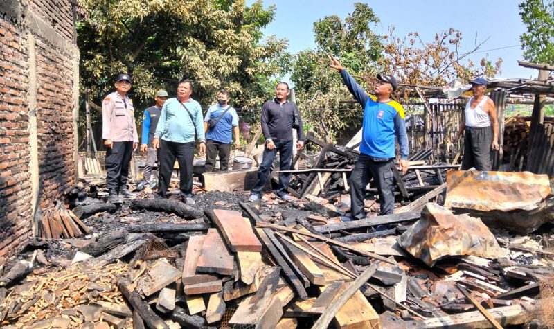 Bangunan dapur milik Hadi Rukiman, 70 tahun, warga Desa Jeruk Gulung, Kecamatan Balerejo, Madiun, Jawa Timur, musnah terbakar, Jumat (18/09/2026).