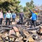Bangunan dapur milik Hadi Rukiman, 70 tahun, warga Desa Jeruk Gulung, Kecamatan Balerejo, Madiun, Jawa Timur, musnah terbakar, Jumat (18/09/2026).