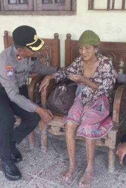 Polsek Taman Gelar Jumat Berkah, Bagikan Sembako kepada Warga Tanjungsari