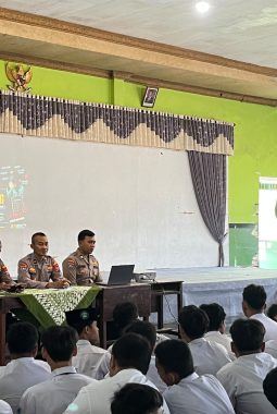 Sat Binmas Polresta Sidoarjo Edukasi Bahaya Radikalisme ke Pelajar SMA Wachid Hasyim 2
