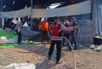 Polsek Krian Polresta Sidoarjo bergerak cepat menangani kebakaran gudang rongsokan di Dusun Badas, Desa Barengkrajan, Kecamatan Krian, Kabupaten Sidoarjo, Jumat (18/9/2026) sekitar pukul 13.00 WIB.