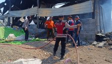 Polsek Krian Polresta Sidoarjo bergerak cepat menangani kebakaran gudang rongsokan di Dusun Badas, Desa Barengkrajan, Kecamatan Krian, Kabupaten Sidoarjo, Jumat (18/9/2026) sekitar pukul 13.00 WIB.