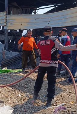 Polsek Krian Tangani Kebakaran Gudang Rongsokan di Barengkrajan