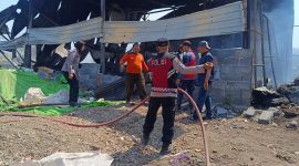 Polsek Krian Polresta Sidoarjo bergerak cepat menangani kebakaran gudang rongsokan di Dusun Badas, Desa Barengkrajan, Kecamatan Krian, Kabupaten Sidoarjo, Jumat (18/9/2026) sekitar pukul 13.00 WIB.