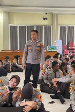 Cegah Hoaks, Polresta Sidoarjo Edukasi Siswa SMA Bhayangkari Porong soal AI