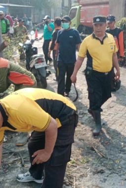 Cegah Banjir, Polsek Tulangan Bersama Pelajar dan Sungai Watch Bersihkan Sungai