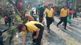 Polsek Tulangan bersama Forkopimka, pelajar, dan relawan Yayasan Sungai Watch menggelar aksi bersih sungai di Desa Grabagan, Kecamatan Tulangan, Kabupaten Sidoarjo, Jumat (18/9/2026).