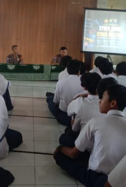 Cegah Kenakalan Remaja, Sat Binmas Polresta Sidoarjo Bina Siswa SMP Muhammadiyah 8