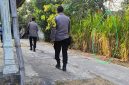 Aparat kepolisian setempat yang tiba di lokasi kejadian, langsung berupaya mengevakuasi jazad korban dibantu warga sekitar. 