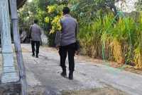 Aparat kepolisian setempat yang tiba di lokasi kejadian, langsung berupaya mengevakuasi jazad korban dibantu warga sekitar. 