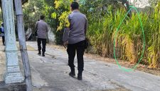 Aparat kepolisian setempat yang tiba di lokasi kejadian, langsung berupaya mengevakuasi jazad korban dibantu warga sekitar. 