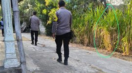 Aparat kepolisian setempat yang tiba di lokasi kejadian, langsung berupaya mengevakuasi jazad korban dibantu warga sekitar. 